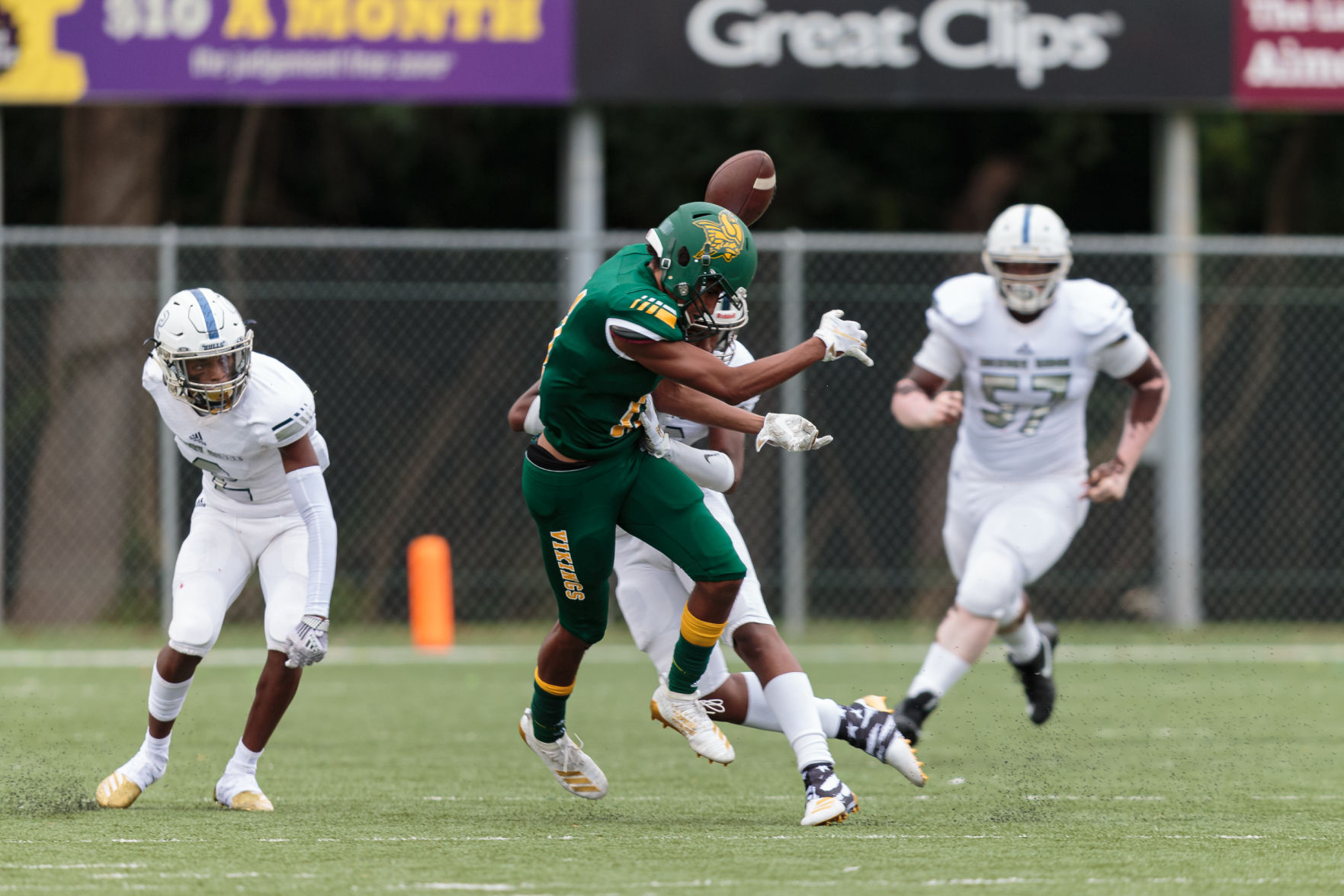 The Ragin' Bulls come from behind in the Battle of the Horns to defeat the Vikings 27-20.